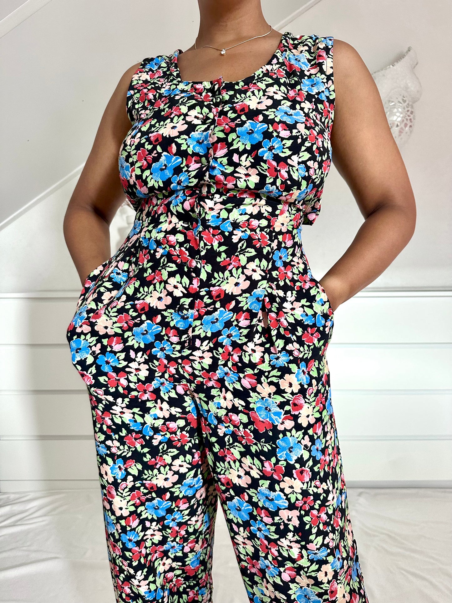 Detailfoto van retro broekpak met verfijnde bloemen in blauw roze en groen