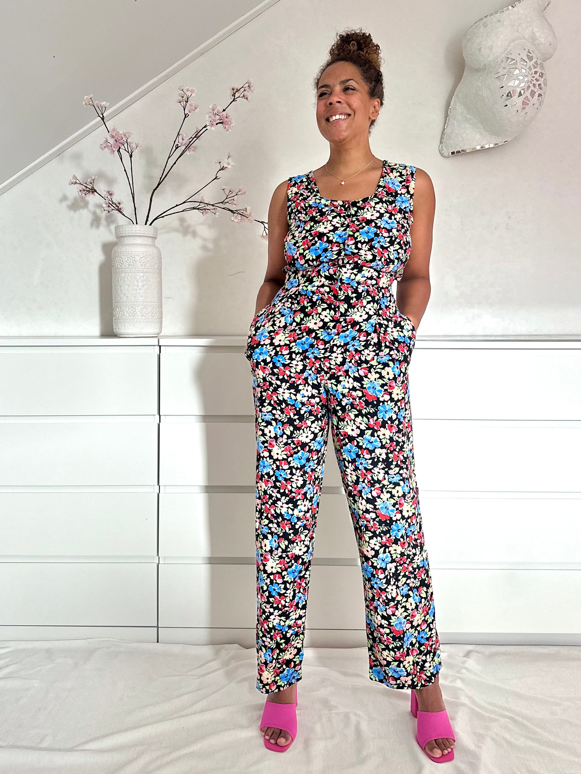 Bloemen jumpsuit voor zomer met gekleurde bloemetjes 