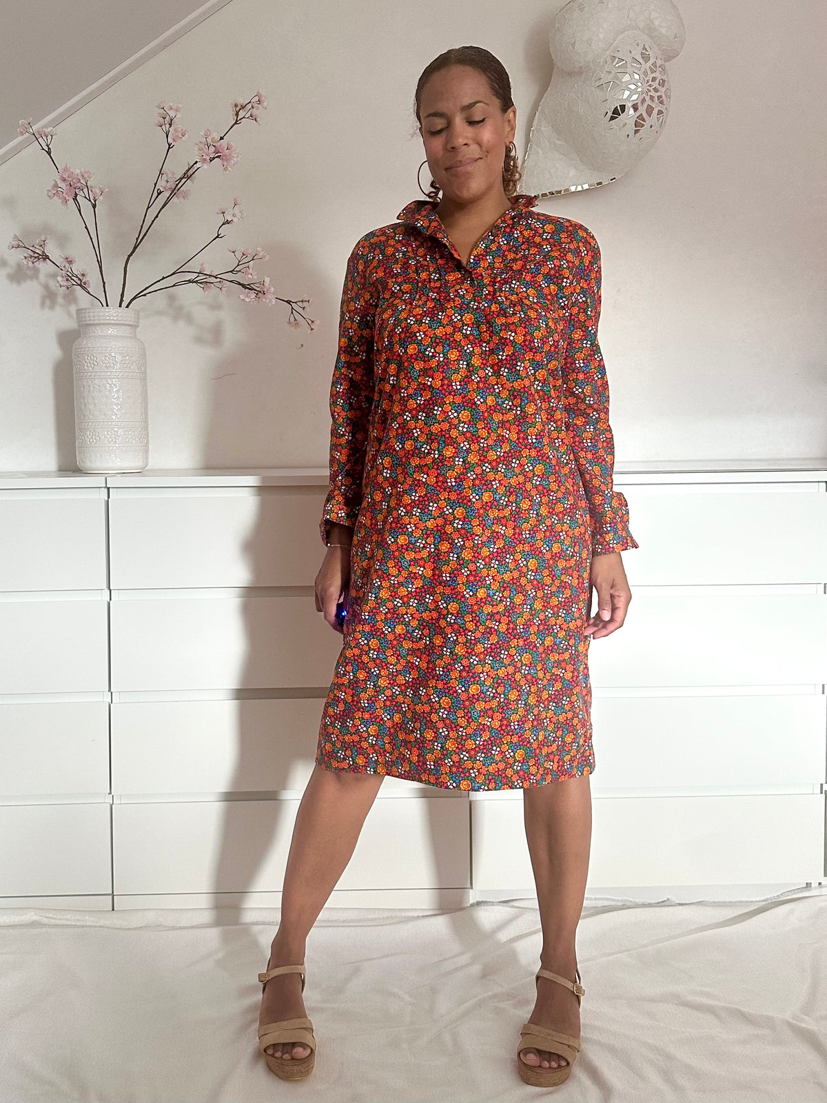 Jaren zeventig retro jurk met bloemen patroon en kraag