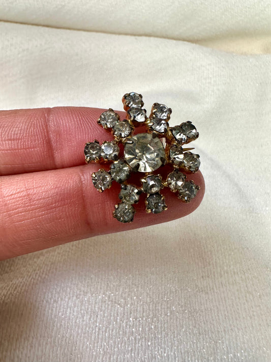 Vintage kleine ronde broche in bloem vorm met fonkelende strass stenen