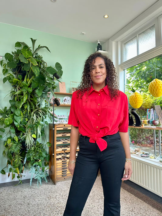 Vintage knal rode blouse meet korte mouwen en gouden knoopjes in plus size maat