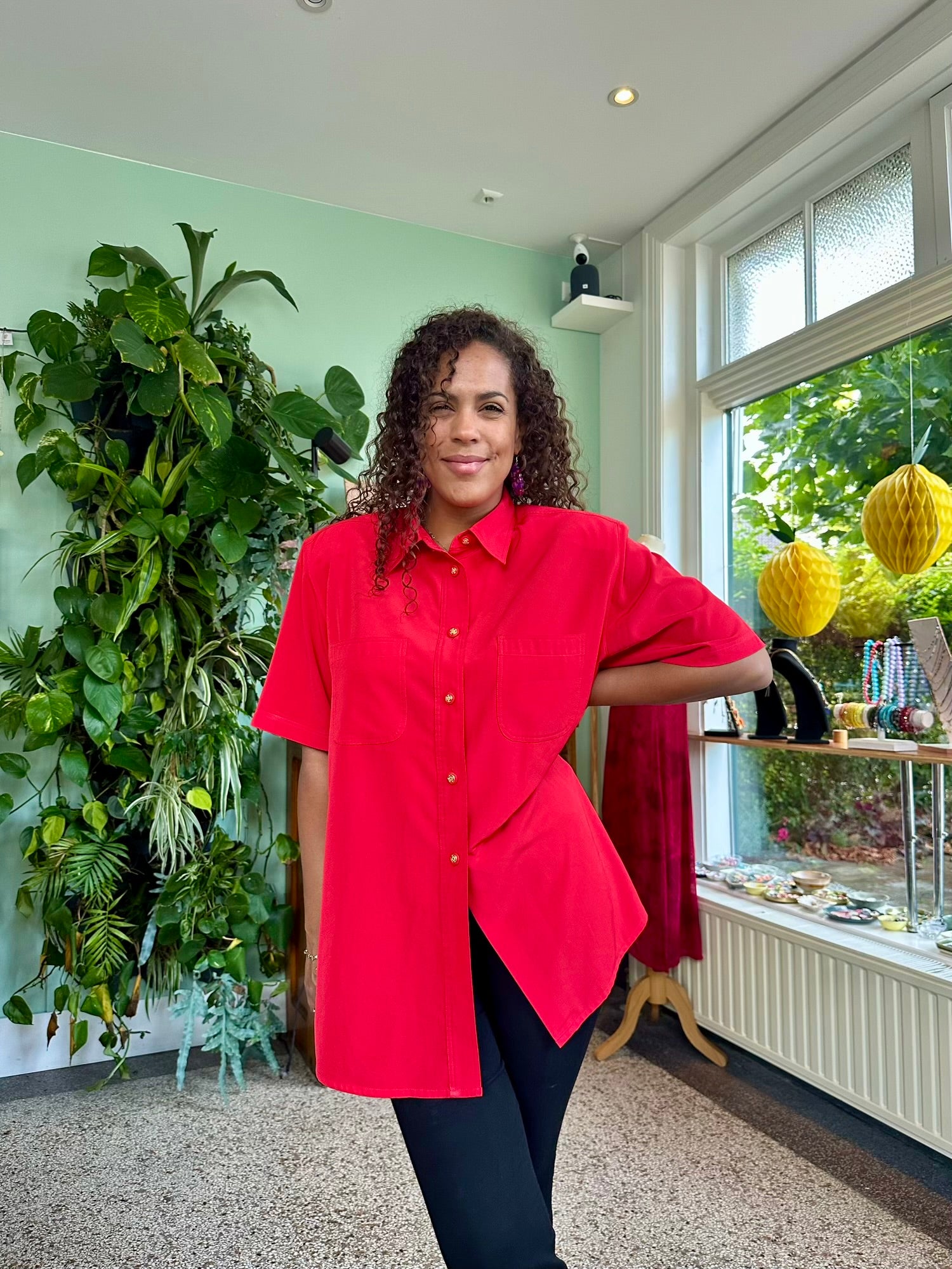Plus size vintage blouse in knalrood, korte mouwen, chique gouden knopen, perfecte basic