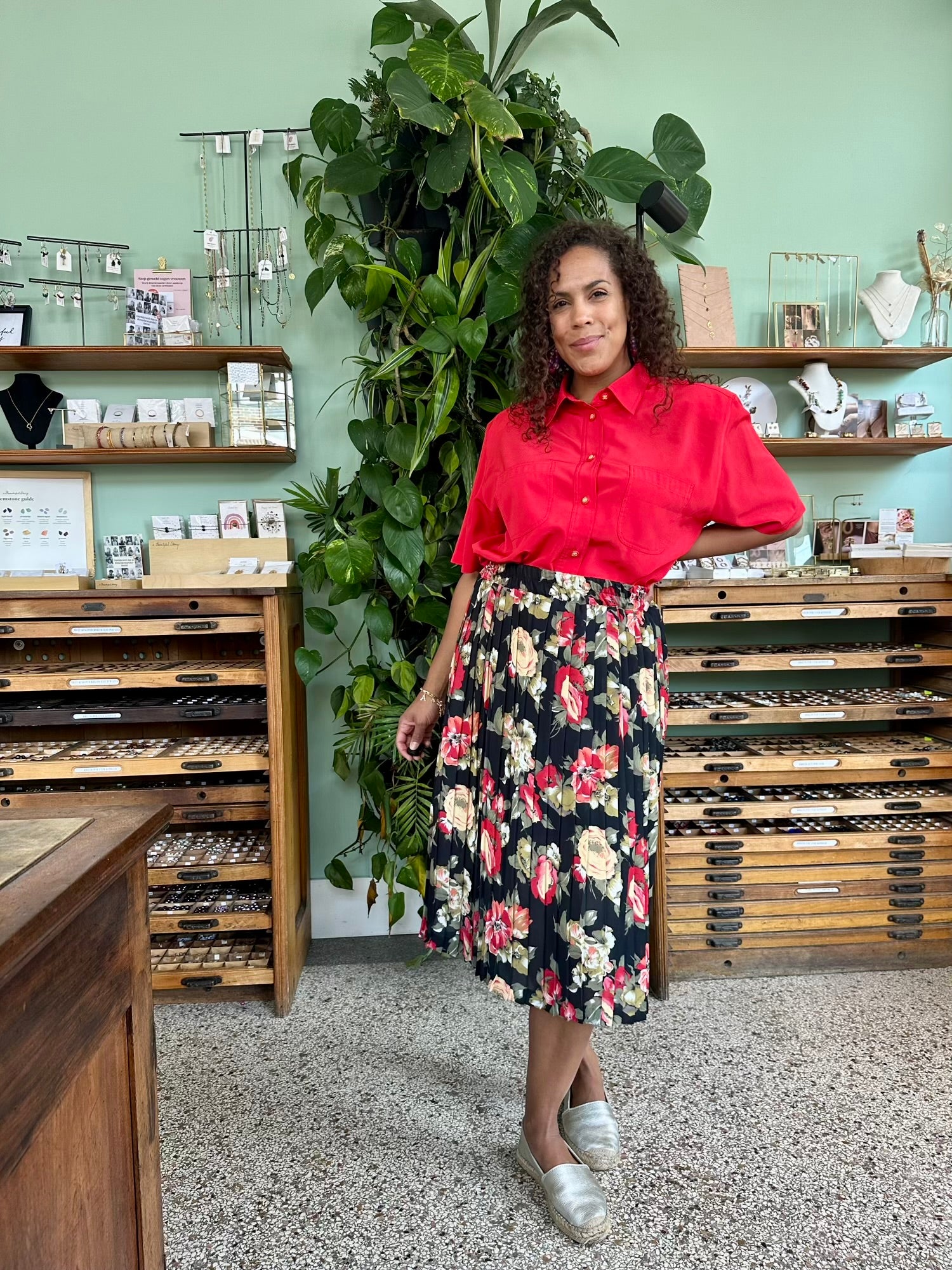 Fel rode vintage blouse in plus size, korte mouwen, elegante gouden knopen, grote damesmode