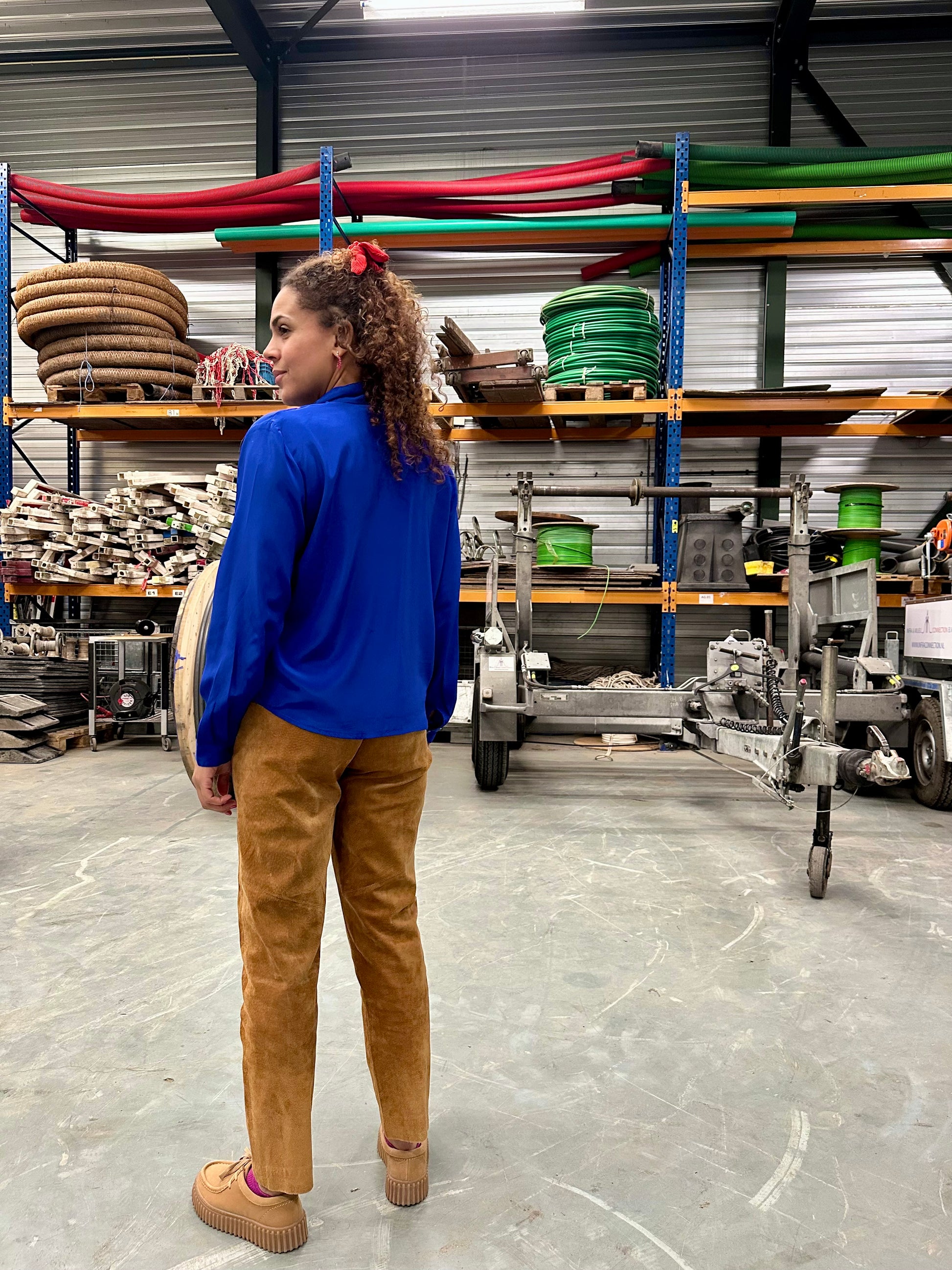 Vintage stijl blauwe blouse, jaren tachtig retro stijl