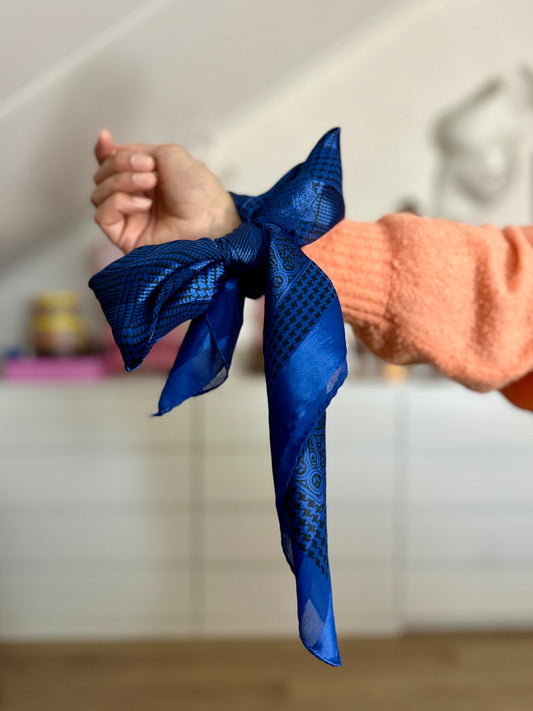 Kobaltblauw sjaaltje gebruikt als armband