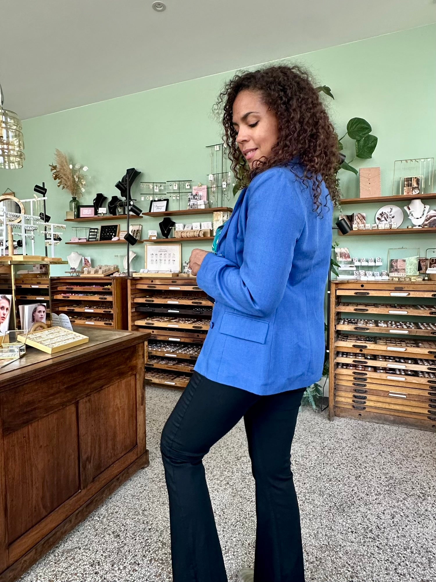 Achterkant van vintage stijl blauwe blazer met getailleerde pasvorm perfect voor zakelijke outfit