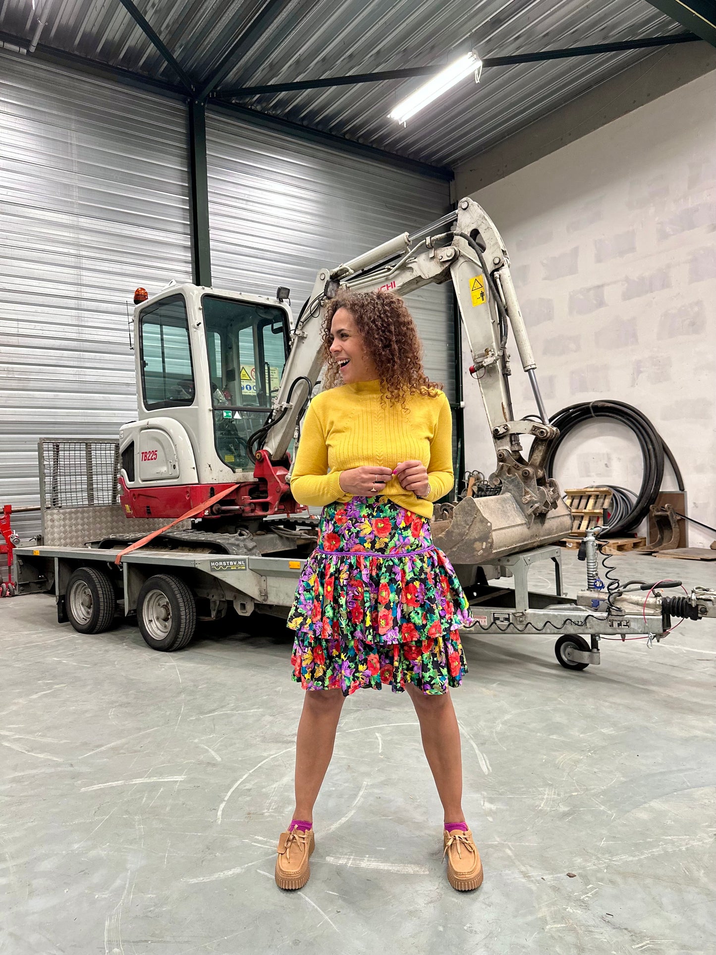 Vintage zwart rokje met felgekleurde bloemenprint