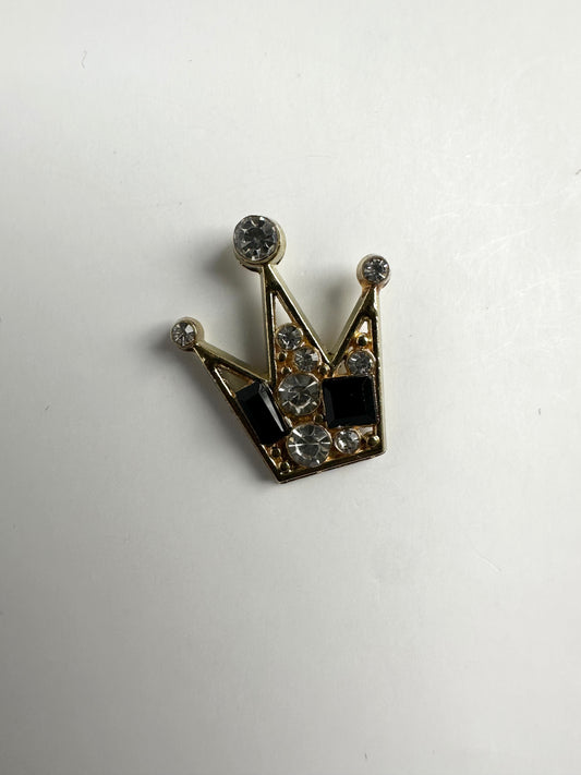 Vintage goudkleurige pin in de vorm van een kroontje, met strass kralen