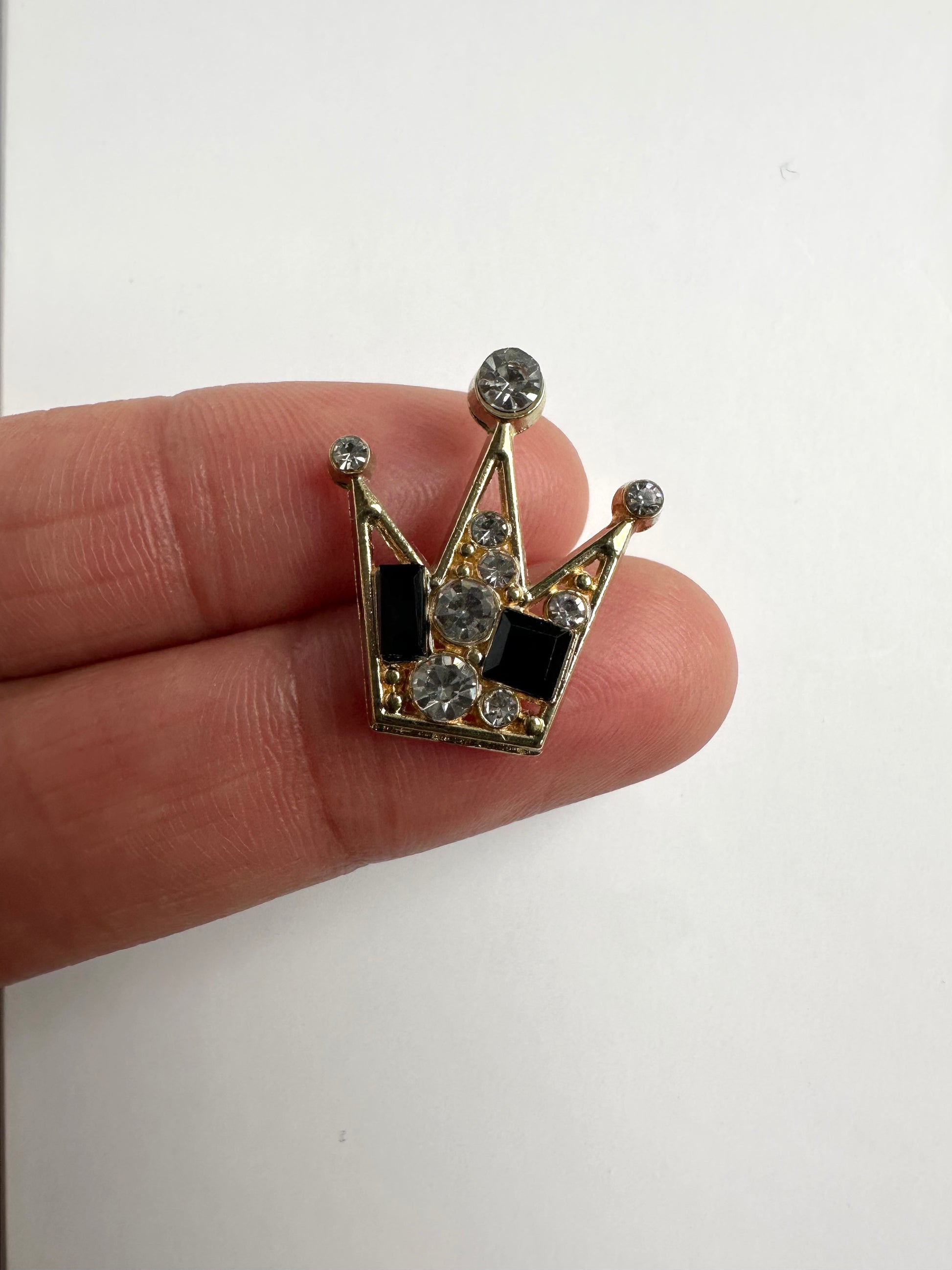 Kleine vintage broche in de vorm van een kroontje 