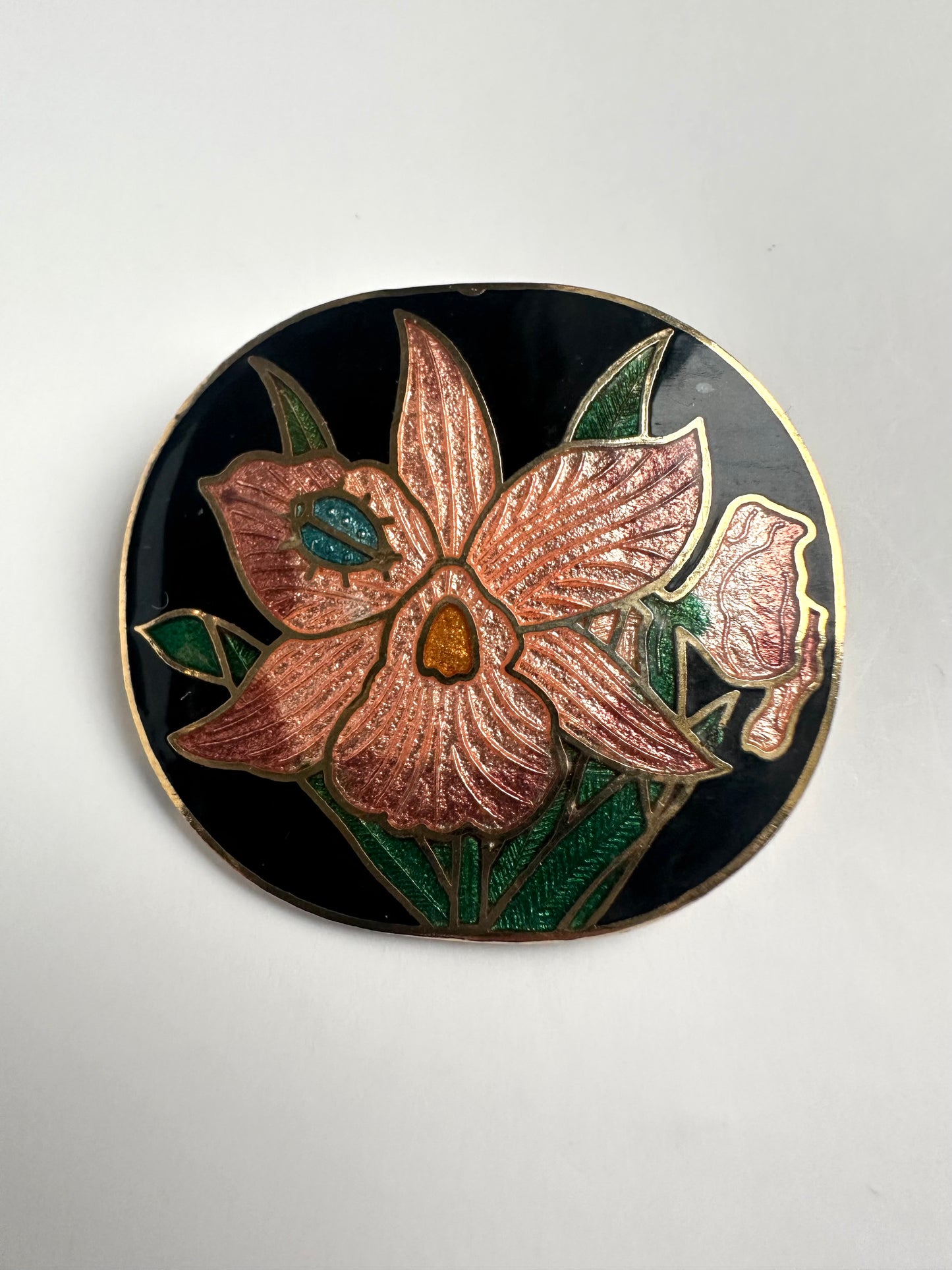 Vintage ronde broche goudkleurig met geëmailleerde toplaag 