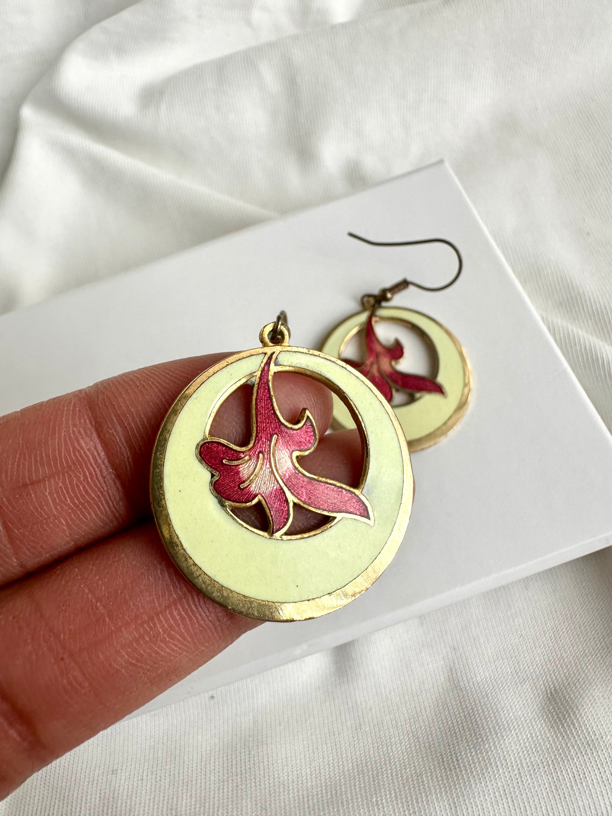 Dichtbij foto van de vintage lelie oorbellen met goed zicht op de gouden details