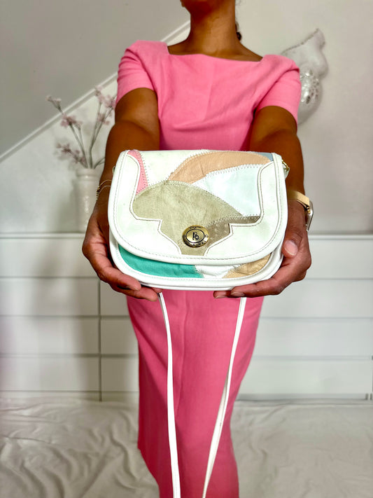 Vintage leren schoudertas in wit met pastelkleurige patchwork details en verstelbare schouderband