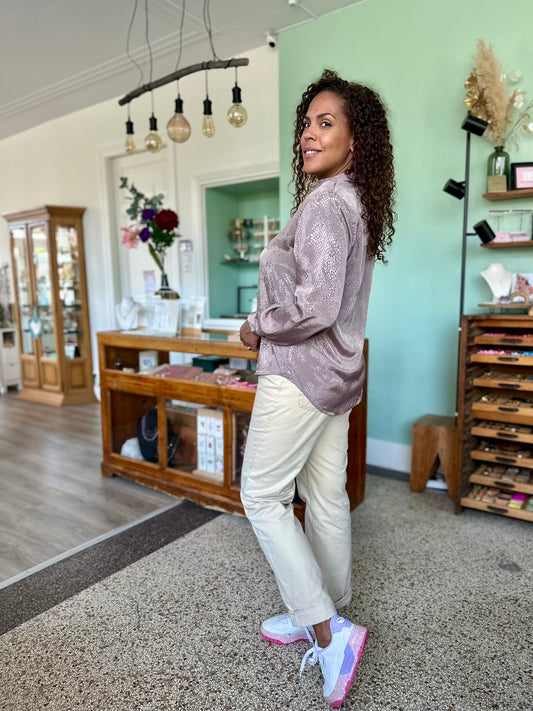 vintage luxe blouse in aardetint met subtiel slangenpatroon en glanzende laag