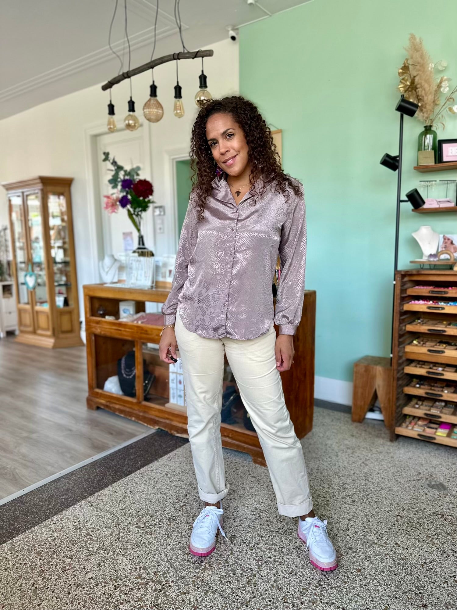 Stijlvolle retro blouse met snake patroon en chique glanslaag in leverkleur