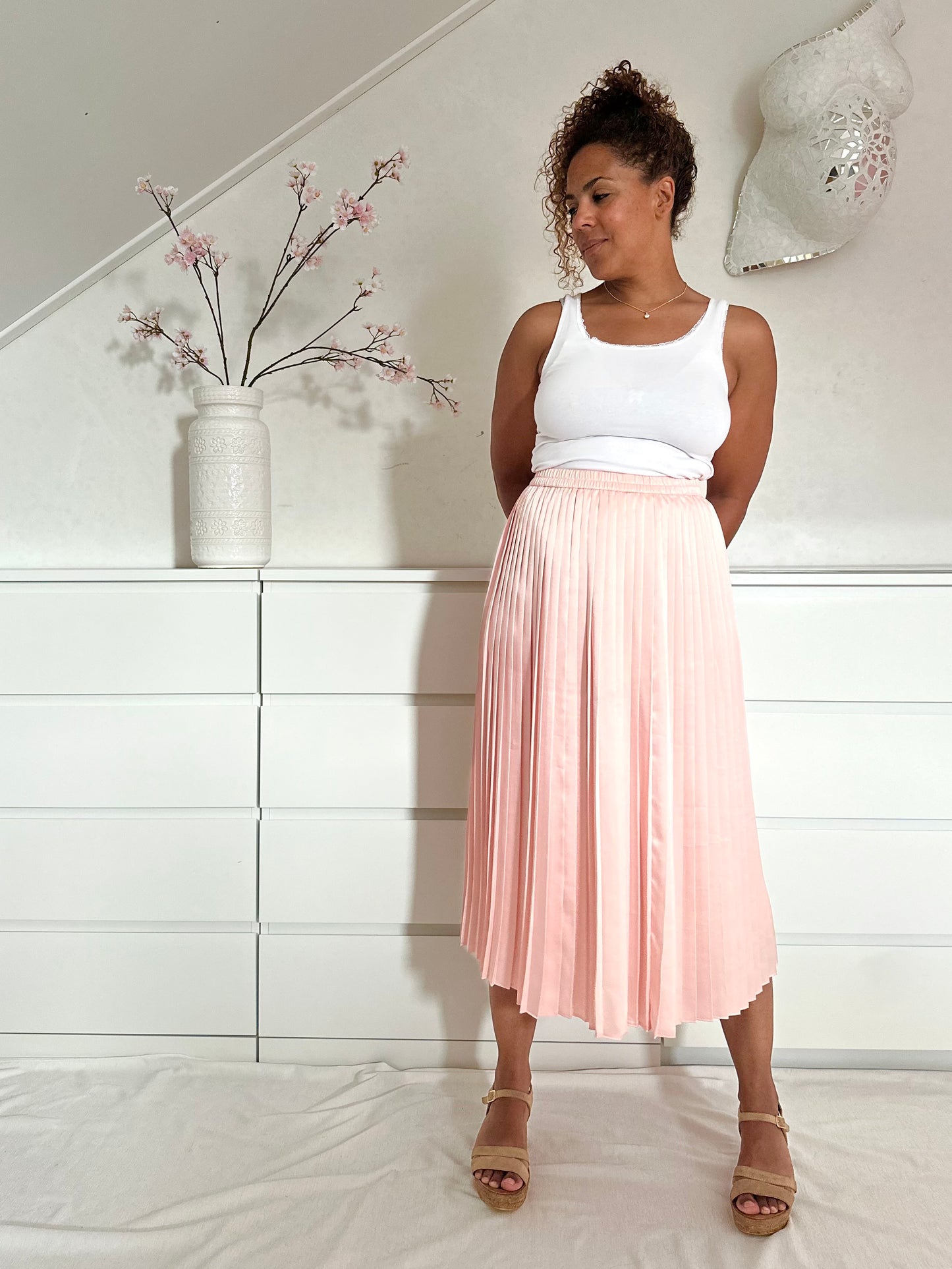 Retro middellange rok in poederroze met elegante plooien 