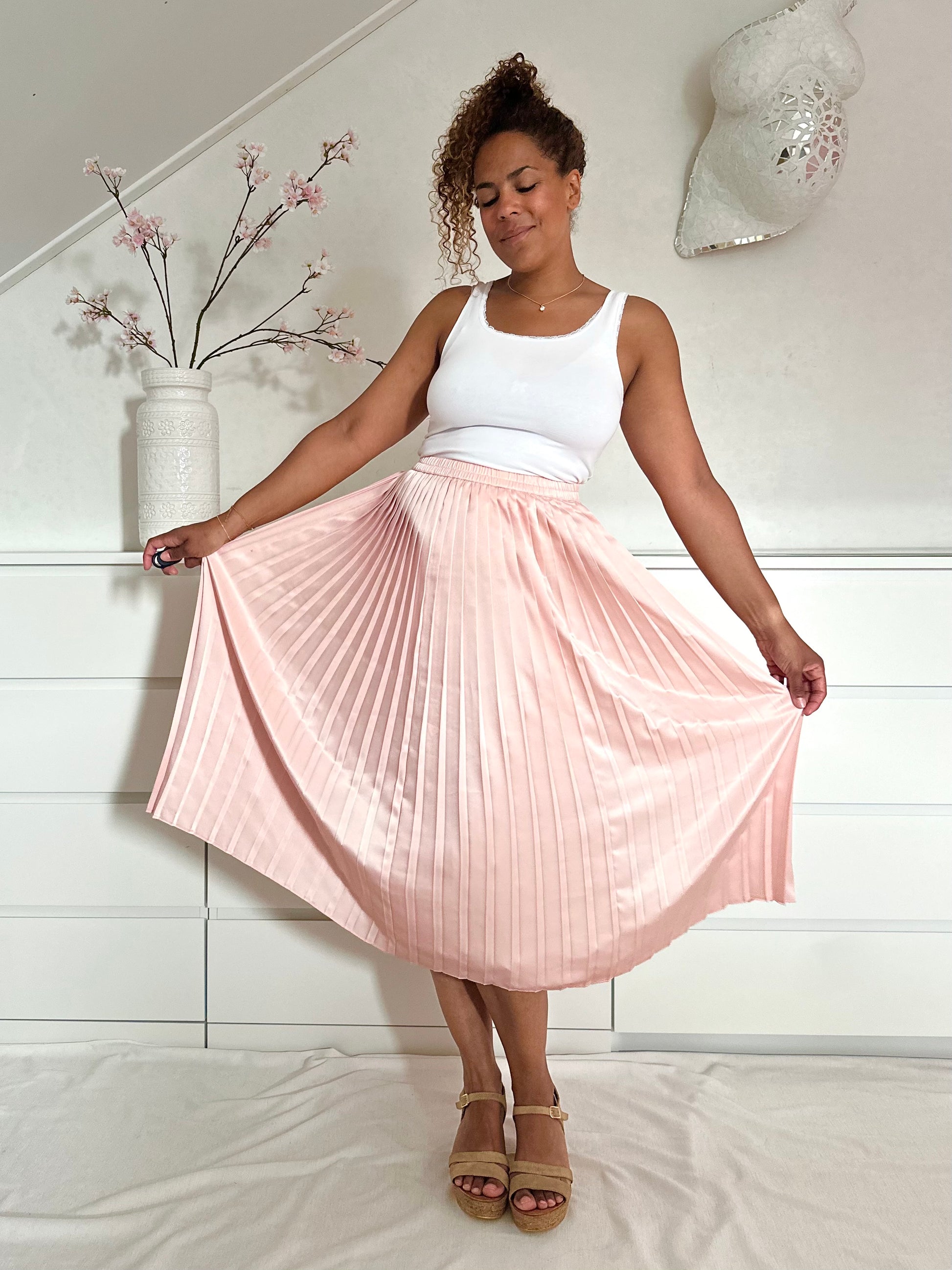 Vintage rok met plisse in pastel roze in midi lengte