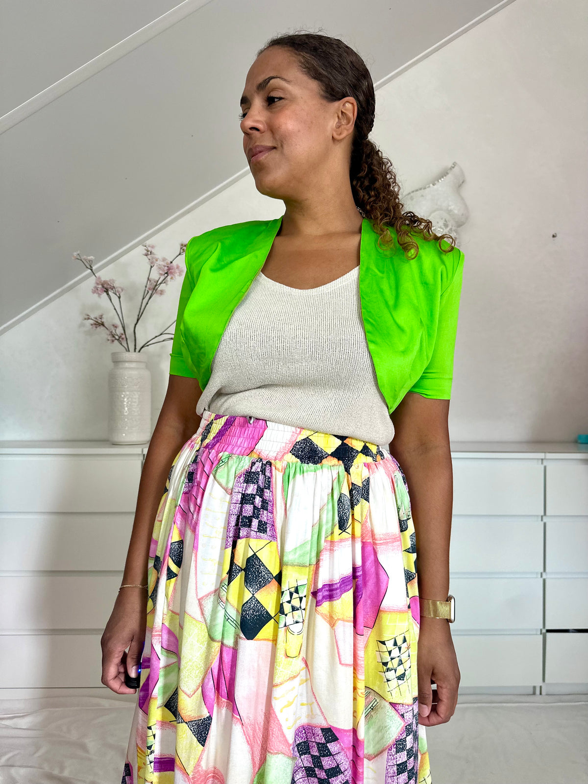 Vintage limegroene bolero met korte mouwen en open voorkant voor dames.