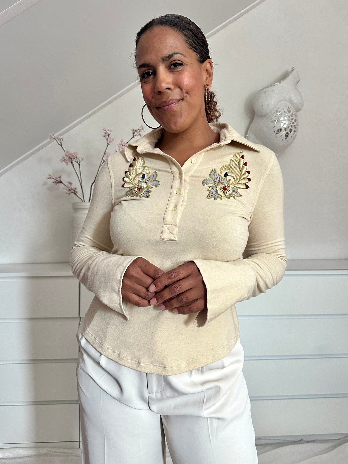     Romantische vintage top met lange mouwen, kraag en geborduurde bloemen in crèmekleur