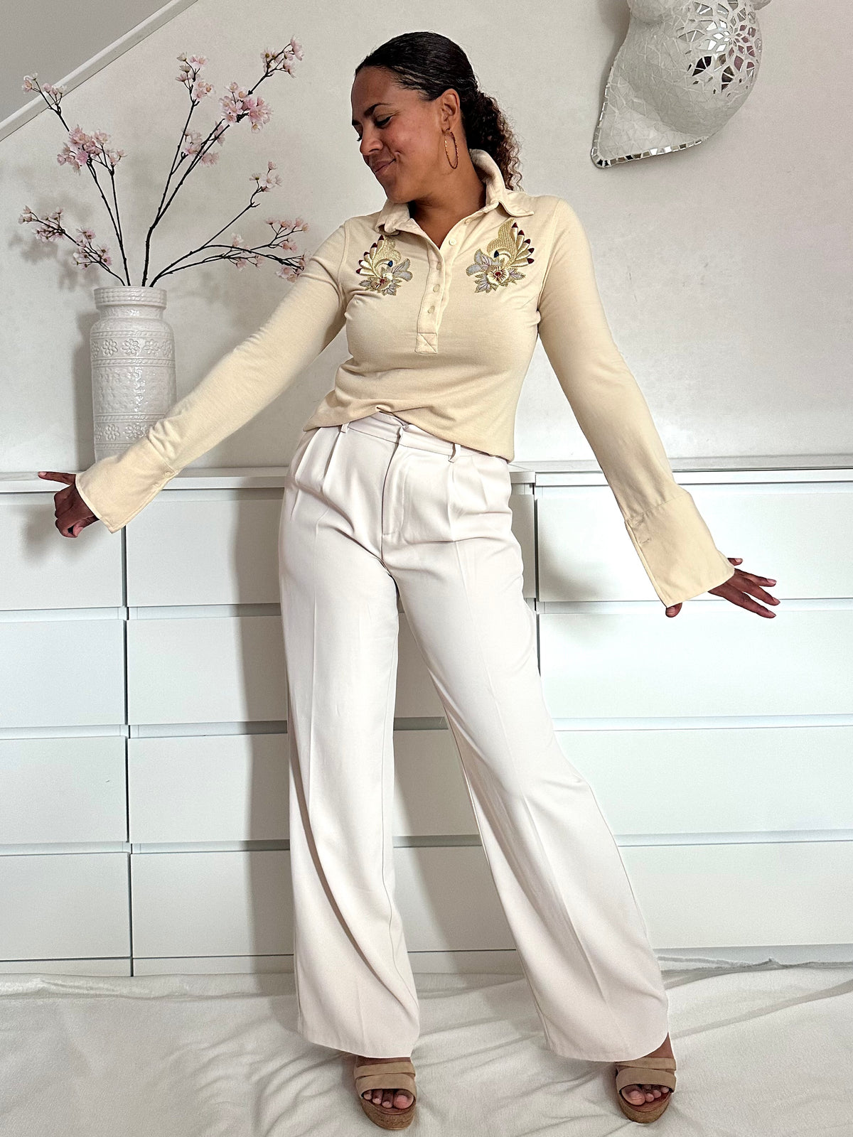     Unieke vintage longsleeve met bloemenborduursel, polohals en subtiele seventies uitstraling.