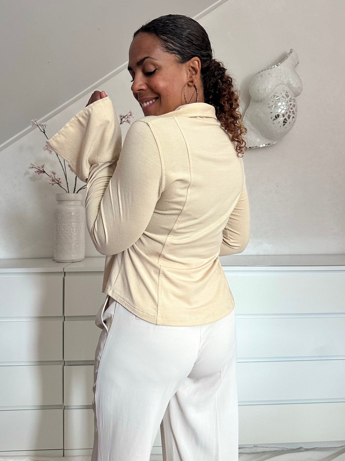 Dames vintage polo longsleeve in crème met kleurrijk bloemenborduursel en uitlopende mouwen