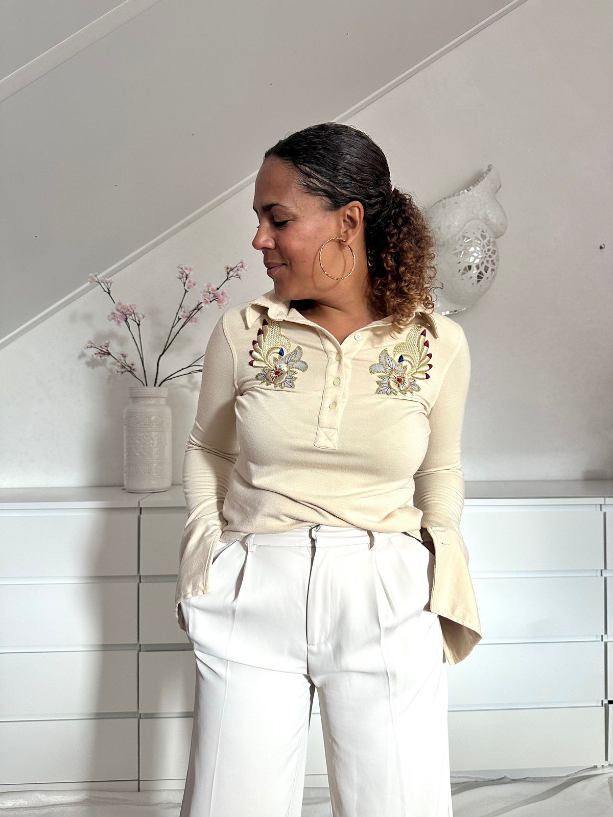     Elegante vintage dames longsleeve met bloemenborduursel en zachte stretchstof in ecru.