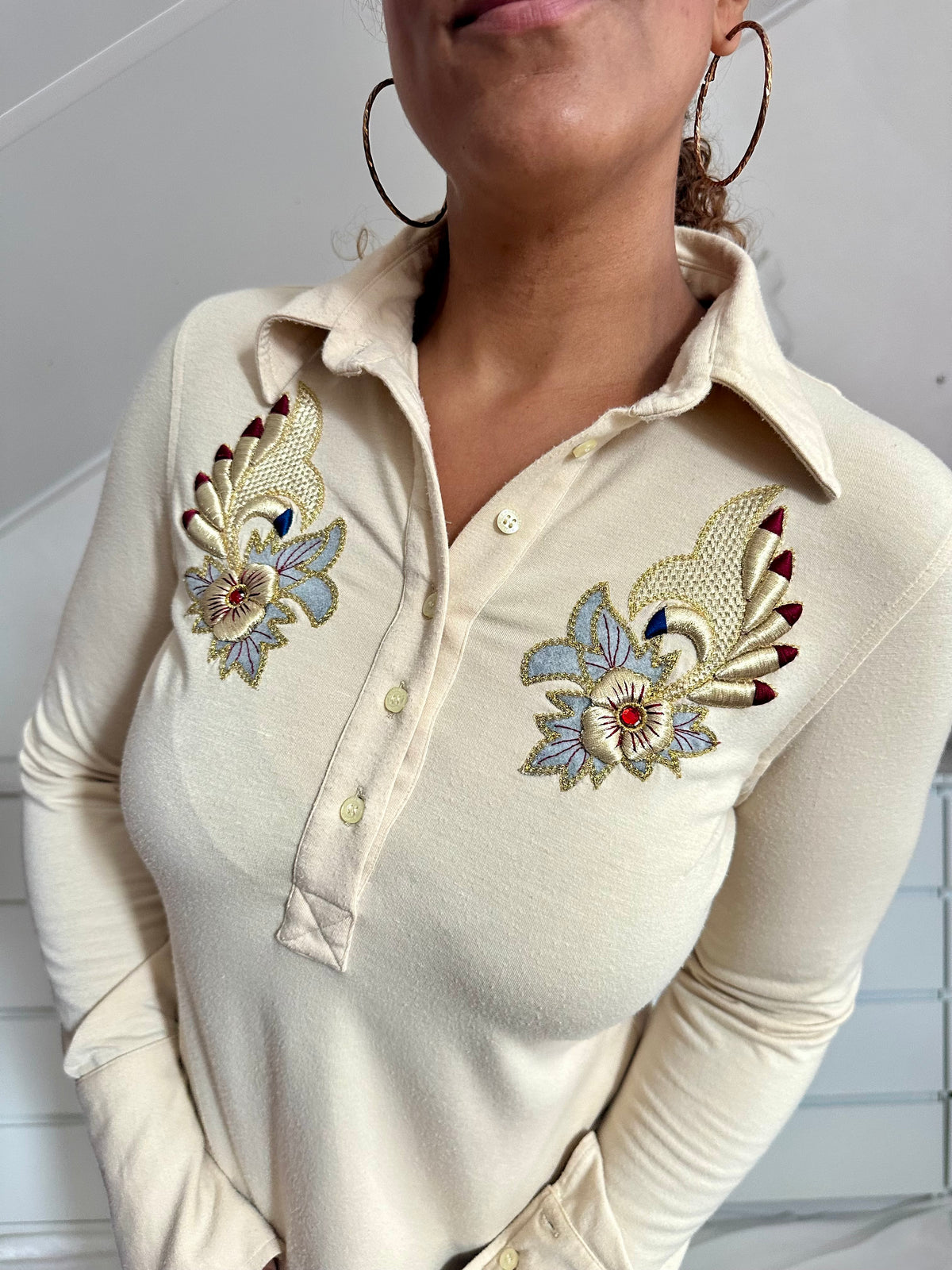     Vintage geborduurde polo top met lange mouwen in crème, perfect voor een vrouwelijke outfit