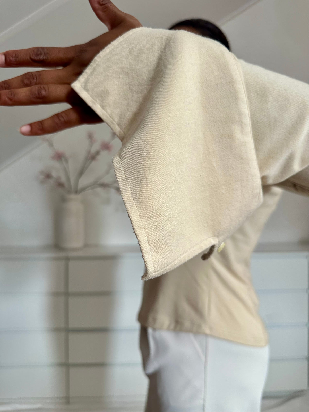 Detailfoto van de mouw die wijd uitloopt 