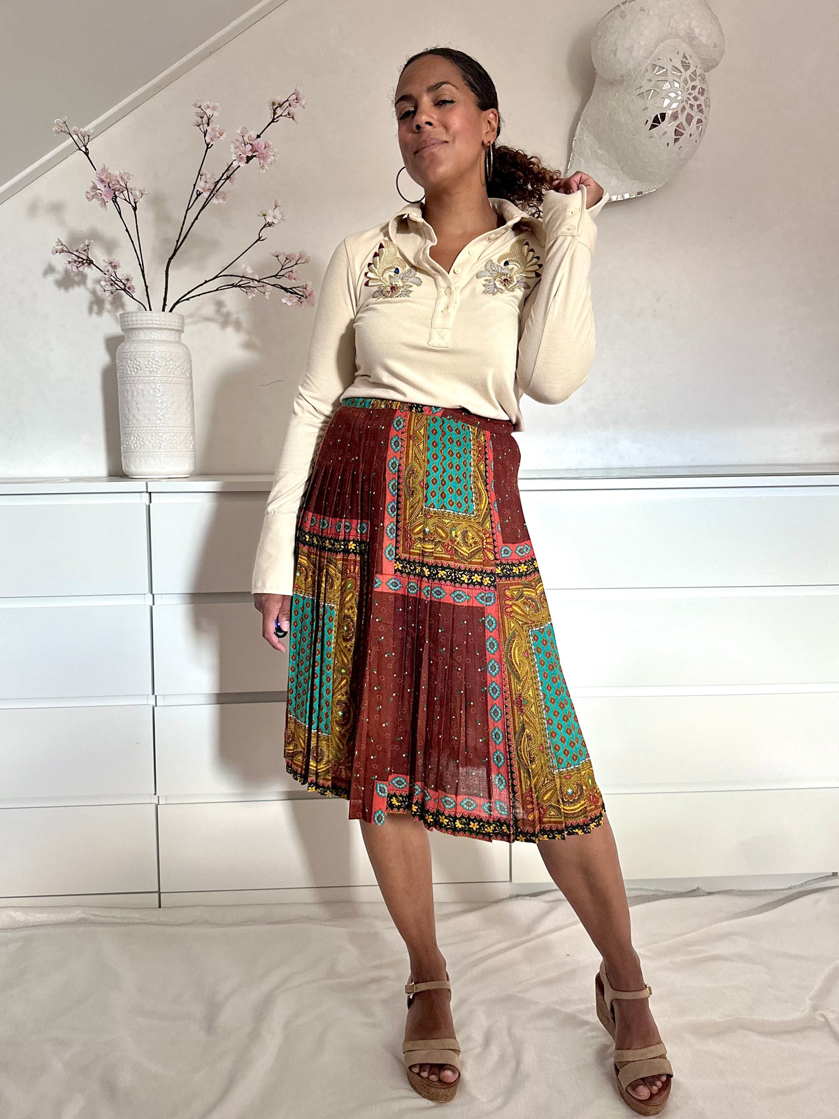     Vintage crèmekleurige longsleeve met geborduurde bloemen en sierlijke details op de borst.
