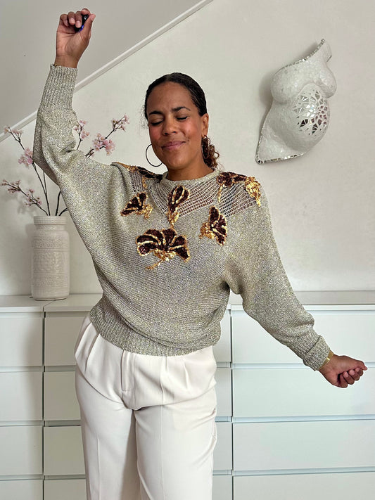 Festivalwaardige vintage lurex sweater met opvallende pailletten bloemen en subtiele glans.