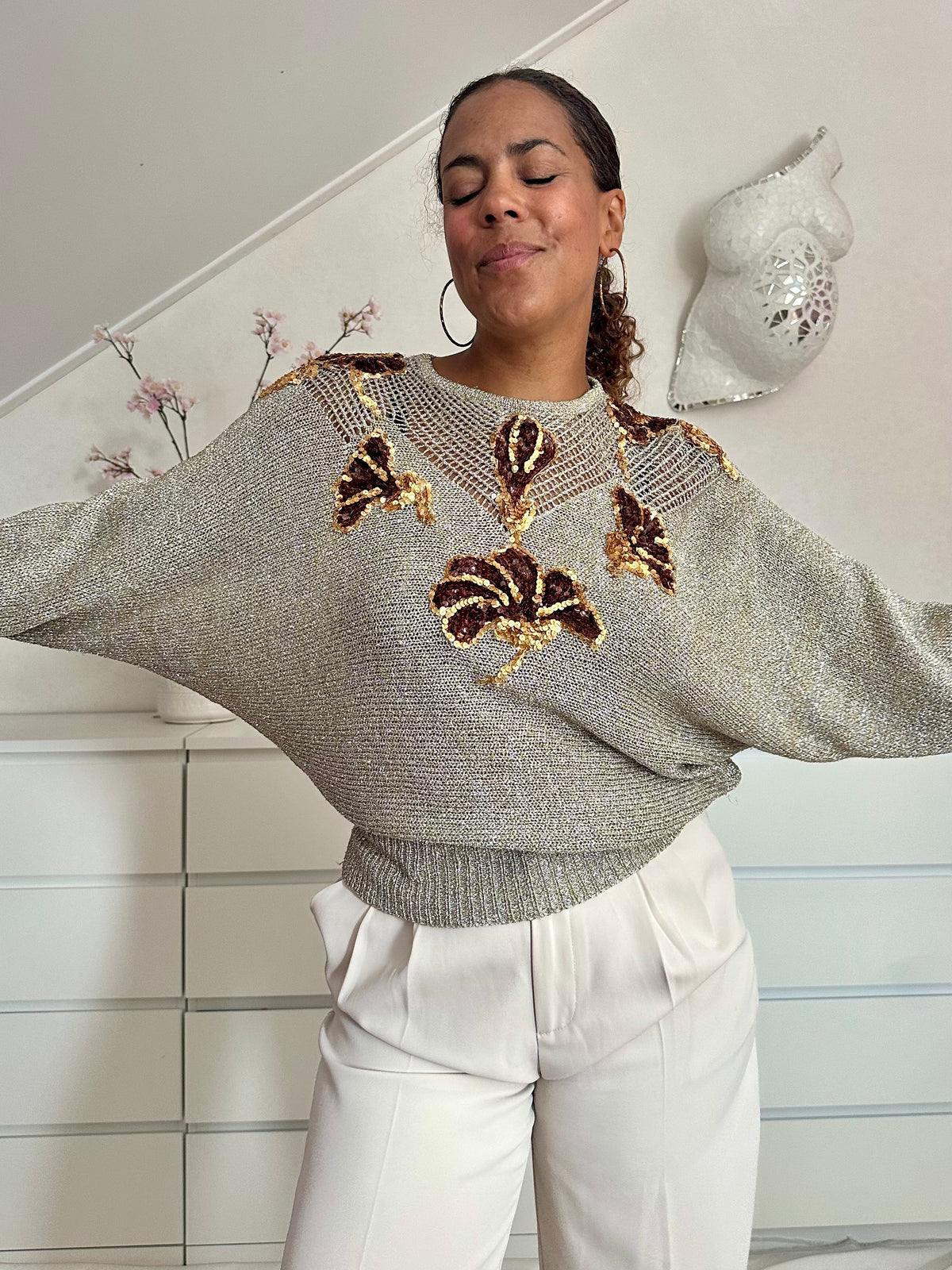     Unieke vintage gebreide lurex top met gouden glitters en handgemaakte bloemenapplicaties