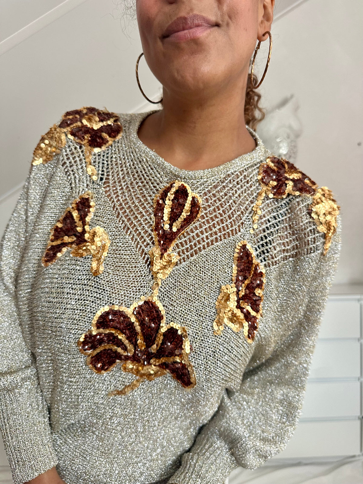     Vintage lurex trui met pailletten bloemen in goud en brons, perfect voor een festivallook