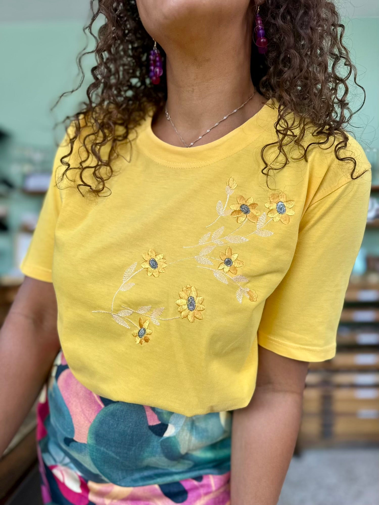 Geborduurd margrietjes T-shirt in geel, vintage katoen bloemen print met crew neck