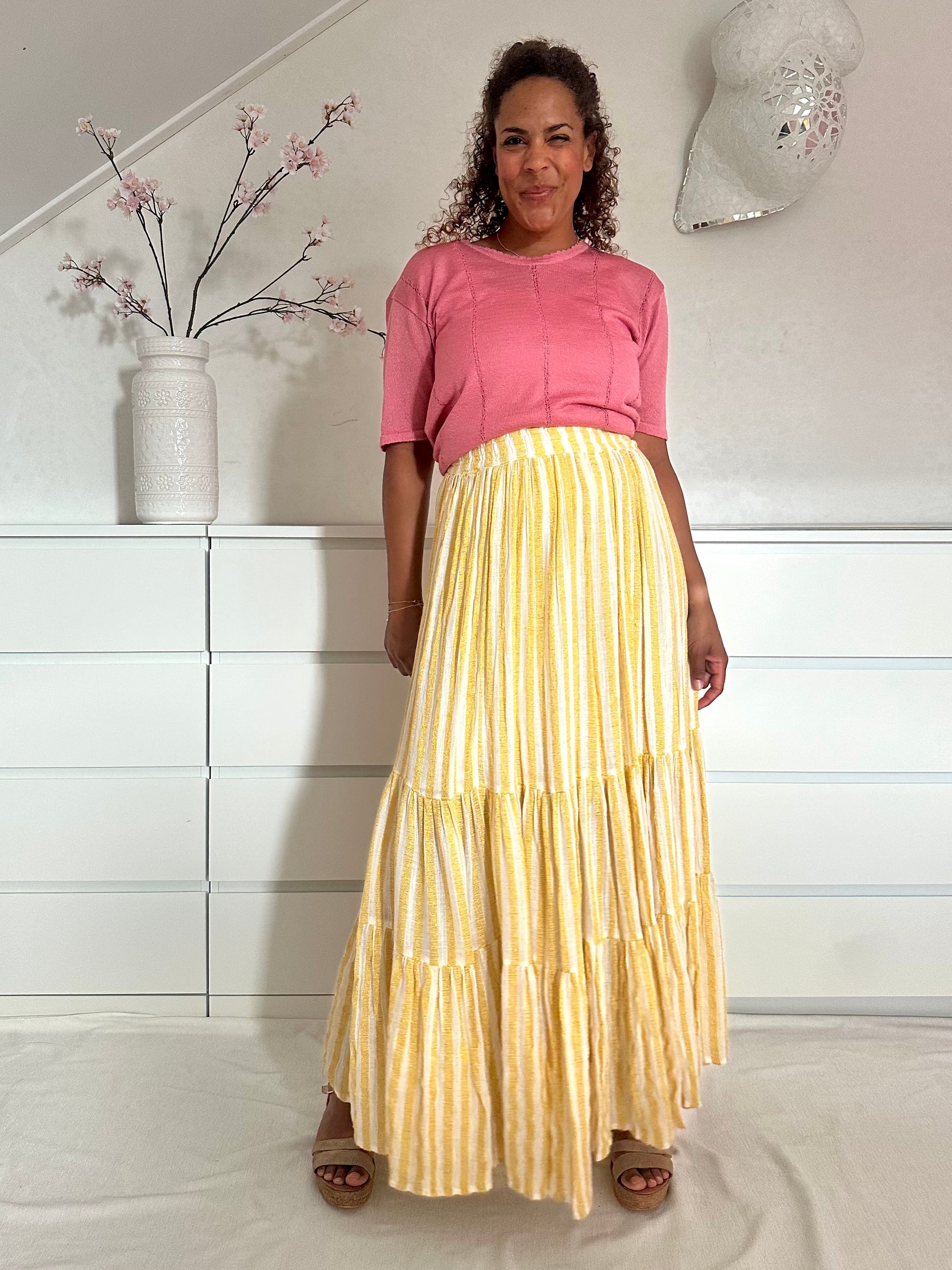 Vintage maxi-rok gedragen hoog in de taille en gecombineerd met een roze thsirt