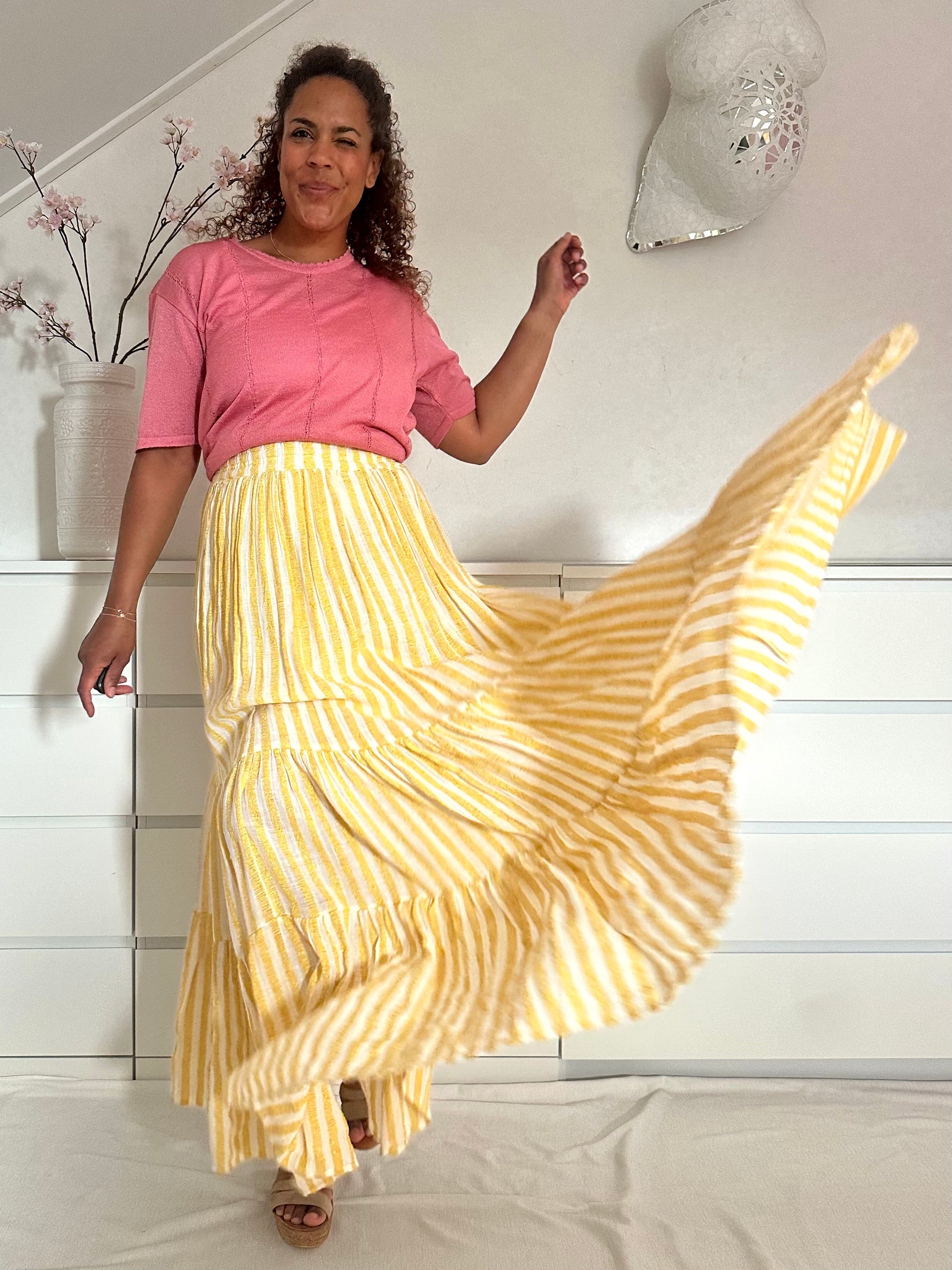 Vintage lange rok met gele strepen en zwierige pasvorm