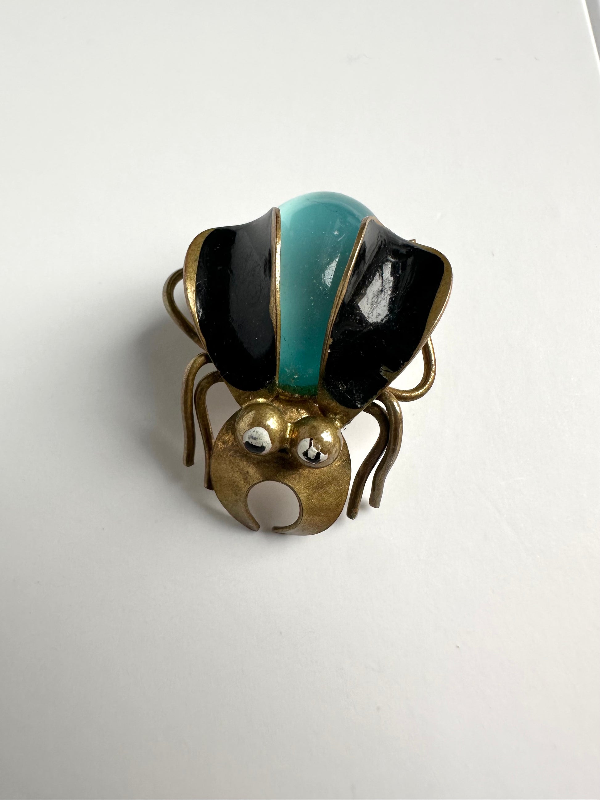 Vintage broche in de vorm van een kever met blauwe vleugels en gedetailleerde kop