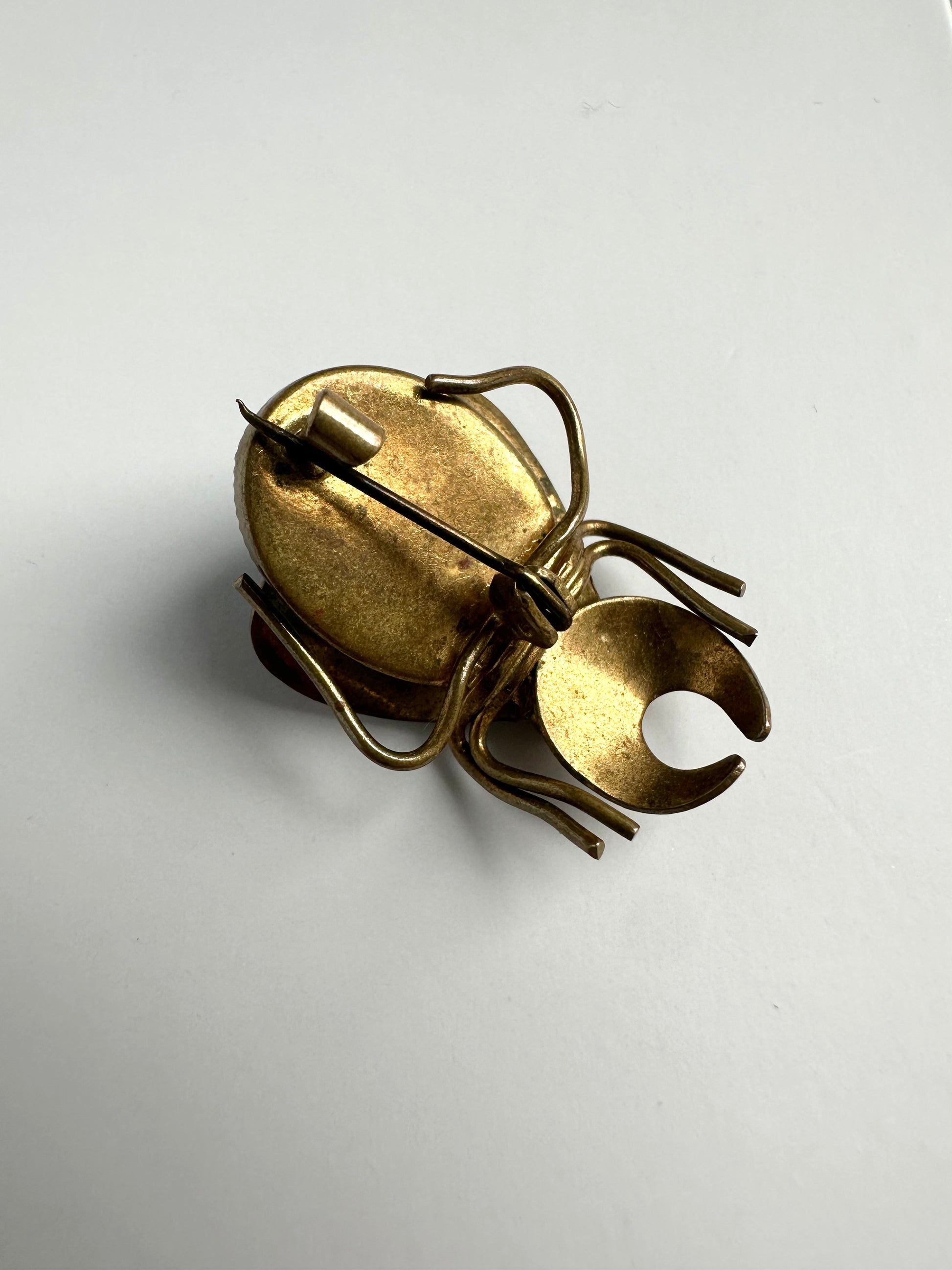 Onderkant van messing broche in vorm van kever