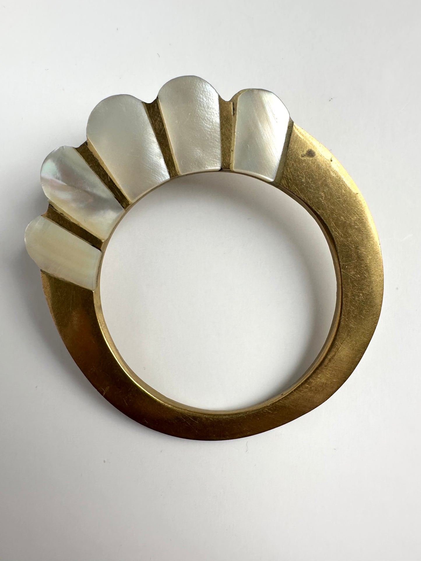 Vintage statement broche in zwaar messing in ronde vorm, versierd met parelmoer 