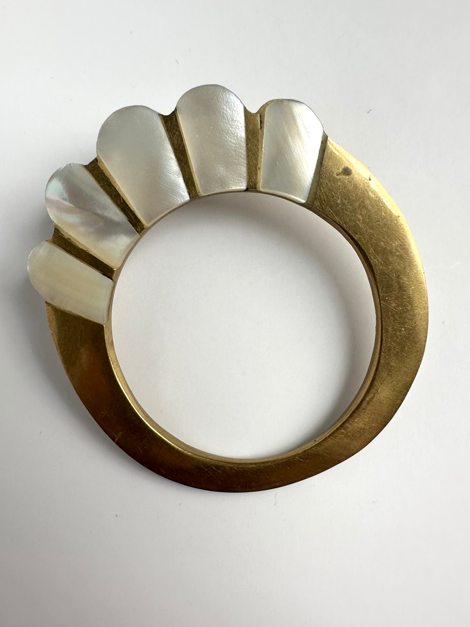 Vintage statement broche in zwaar messing in ronde vorm, versierd met parelmoer 