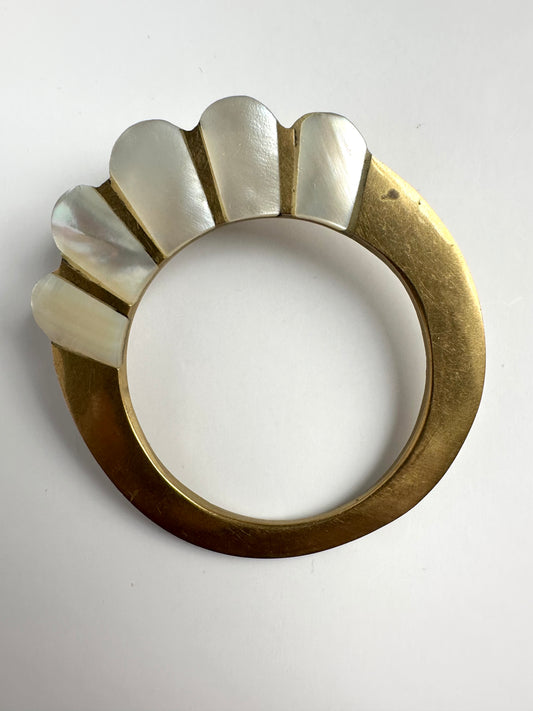 Vintage statement broche in zwaar messing in ronde vorm, versierd met parelmoer 