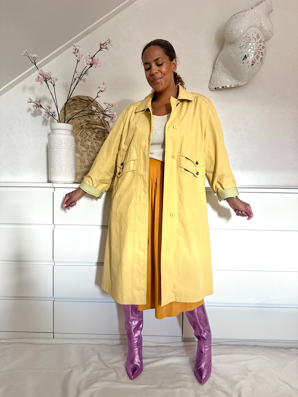 Vintage trenchcoat in okergeel met rechte snit en klassieke details