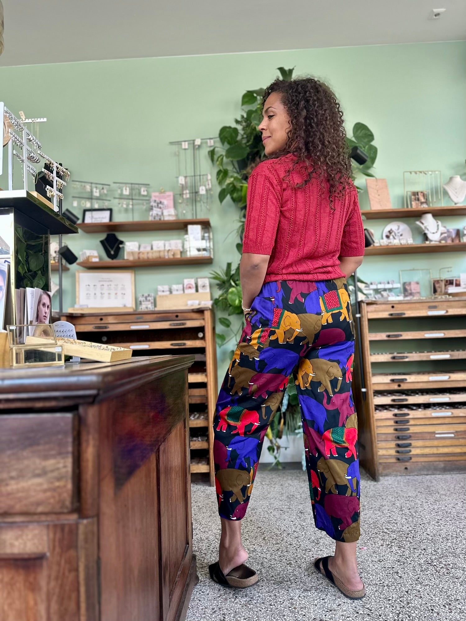 Retro broek met olifanten opdruk in 7/8 lengte met elastische taille en kleurrijk