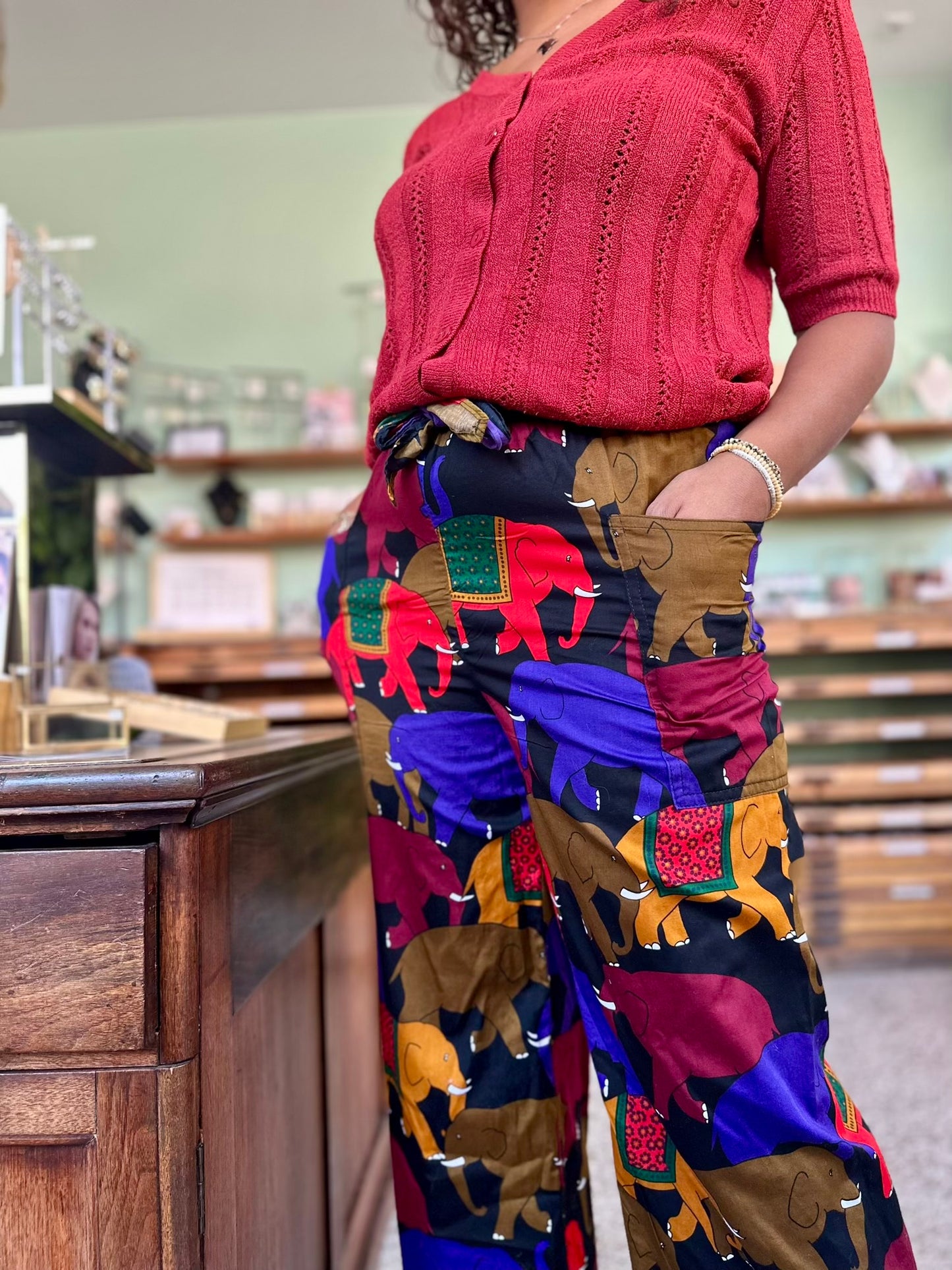 Detailshot van vintage broek met Indiase vibes en olifanten in verschillende aardetinten