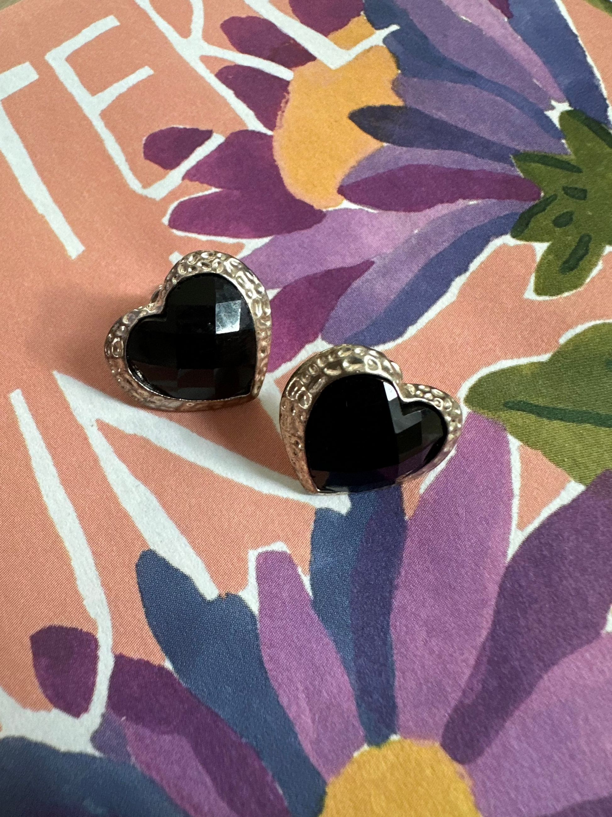 Vintage oorbellen in de vorm van een hart