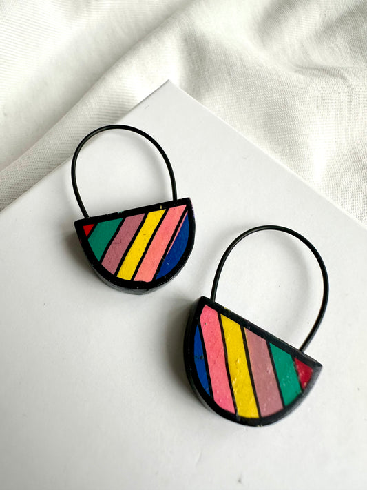 vintage houten oorbellen in vorm van halve maan, met gestreept regenboog patr