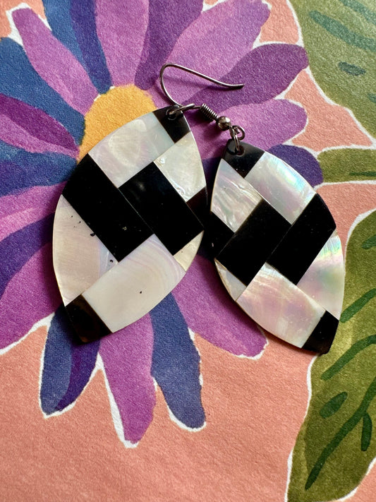 Vintage oorbellen van schelp in visgraat