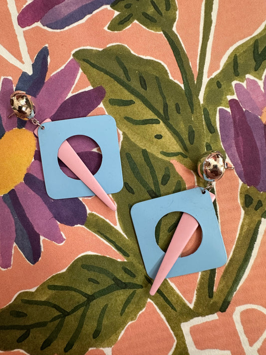 Vintage oorhangers in pastel roze. en blauw