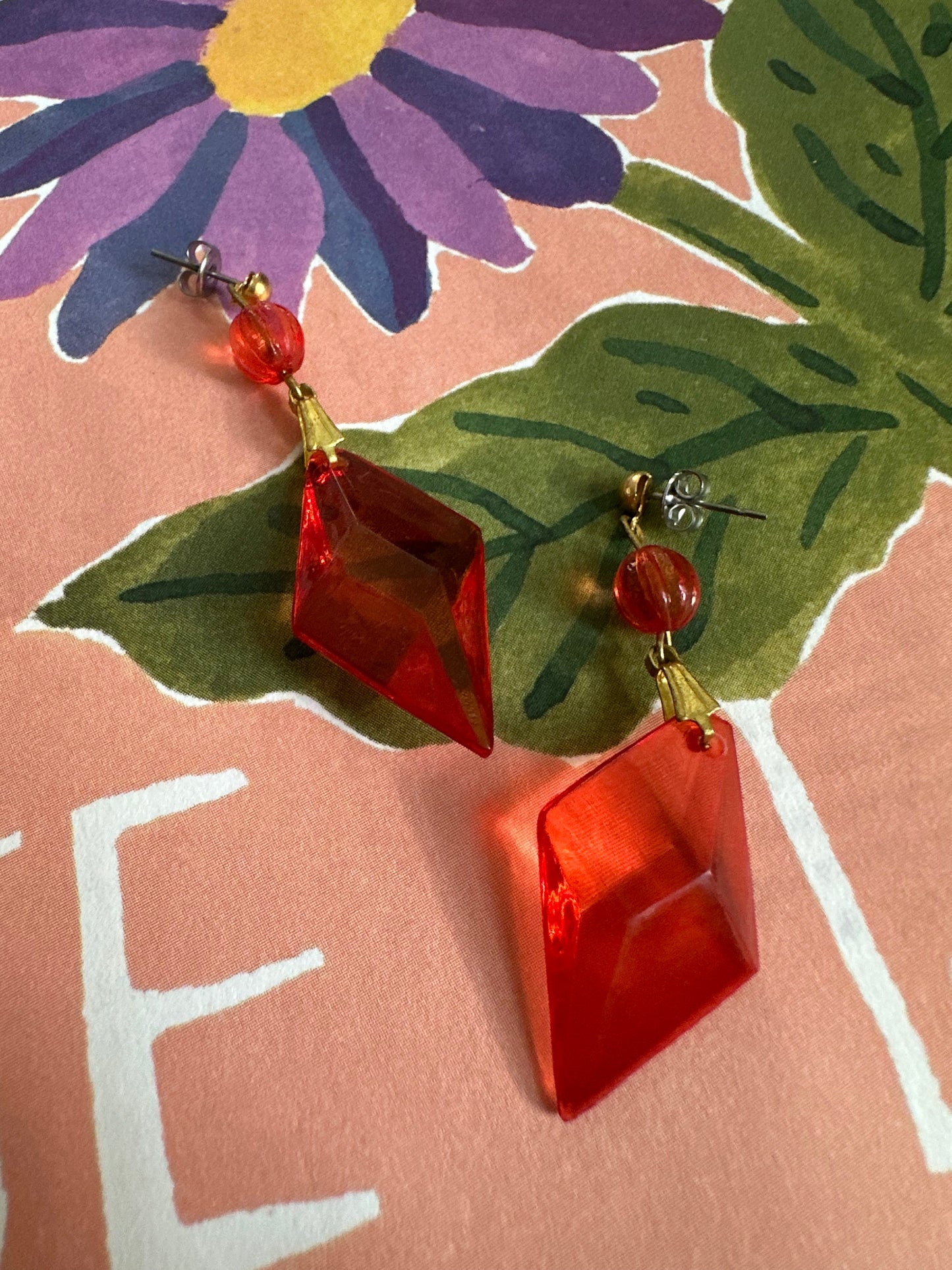 Vintage oorhangers met rood-oranje kralen en gouden details