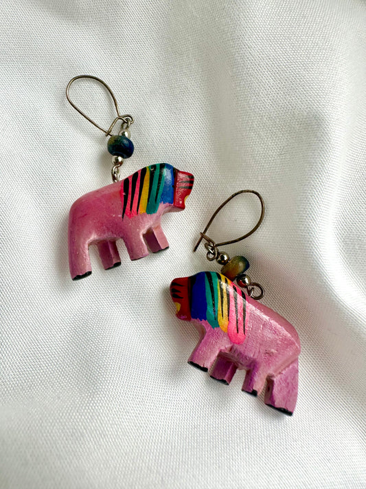Vintage houten oorbel in vorm van leeuw, oudroze met regenboog manen