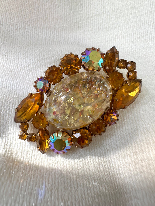 Vintage ovale broche met amberkleurig kristalglas en fonkelende strass