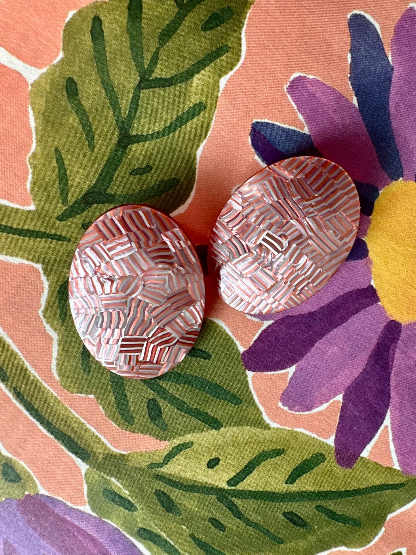 Vintage ovalen oorbellen met 3D effect